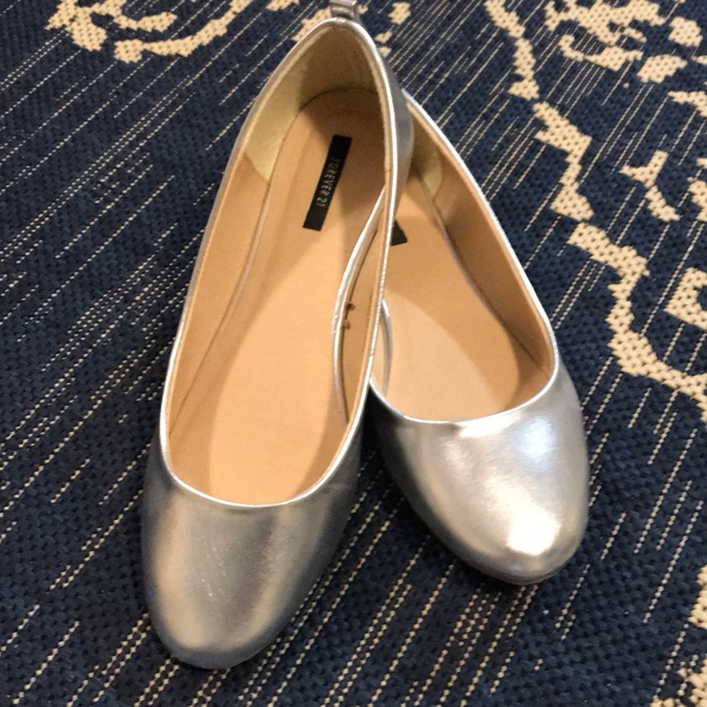Silver Forever 21 flats 🥿 wore once. Super cute!!